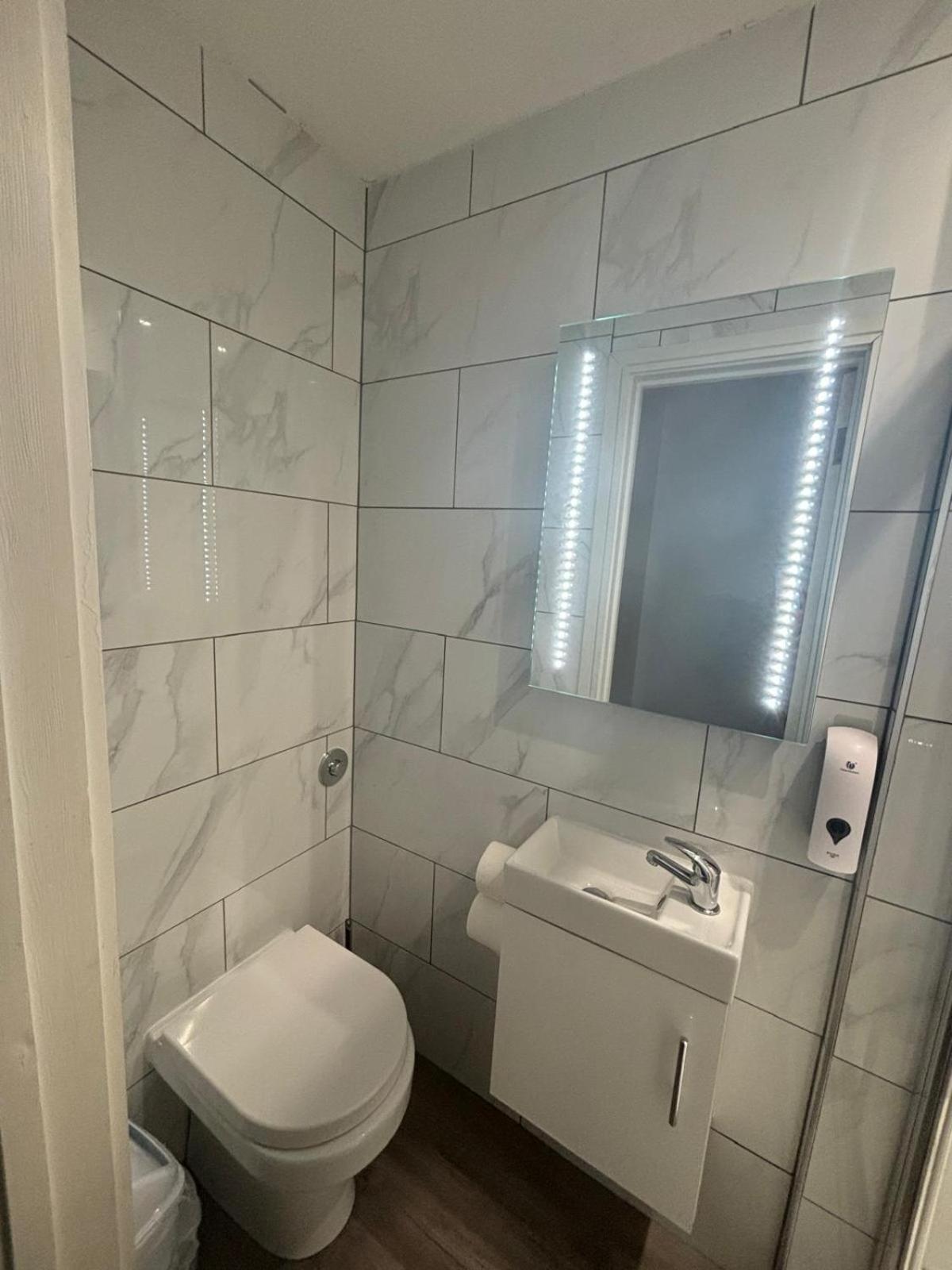 Holtwhites Hotel 엔필드 외부 사진